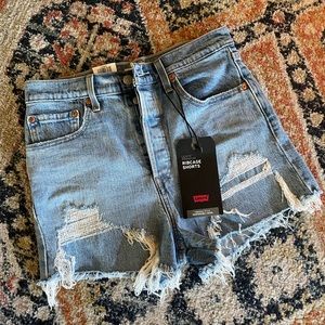NWT Levi’s ribcage shorts. Perfect for summer! ☀️